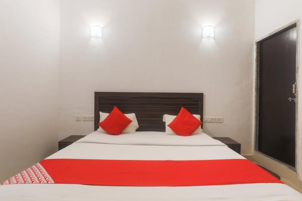 Oyo 45552 Central Hotel Khadzsuráhó Kültér fotó
